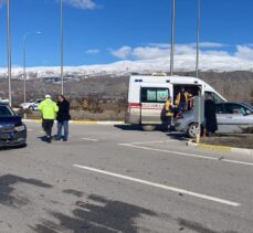Erzincan’da iki otomobilin çarpışması sonucu 3 kişi yaralandı