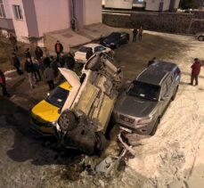 Erzurum'da, iki otomobilin çarpıştığı kazada sürücüler yaralandı