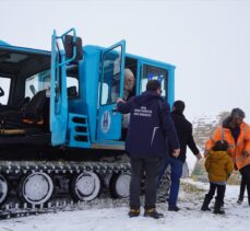 Erzurum'da kar nedeniyle yolda mahsur kalan öğrenciler snowtrackla evlerine ulaştırıldı
