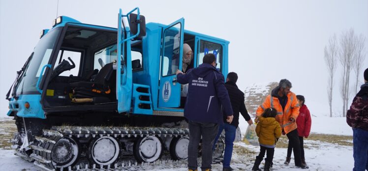 Erzurum'da kar nedeniyle yolda mahsur kalan öğrenciler snowtrackla evlerine ulaştırıldı