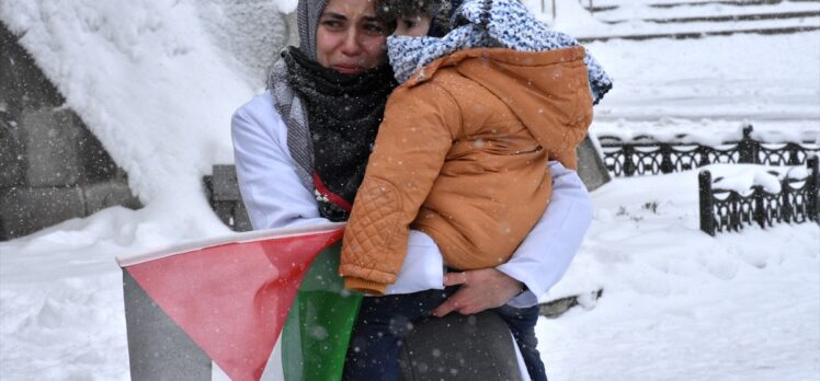 Erzurum'da sağlıkçılar kar yağışı altında Gazze için “sessiz yürüyüş” gerçekleştirdi