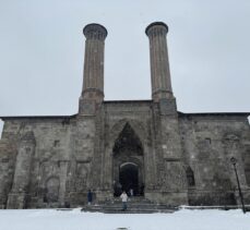 Erzurum'da soğuk hava yerini kar yağışına bıraktı
