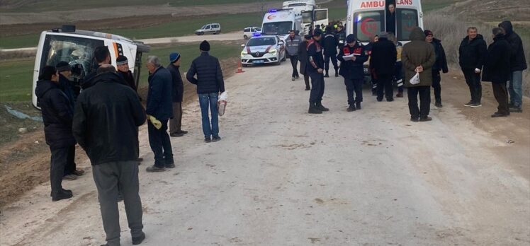Eskişehir'de kamyonla çarpışan yolcu midibüsündeki 11 kişi yaralandı