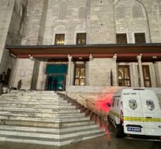 Fatih Camisi imamı ve cemaatten bir kişi bıçaklı saldırıda yaralandı