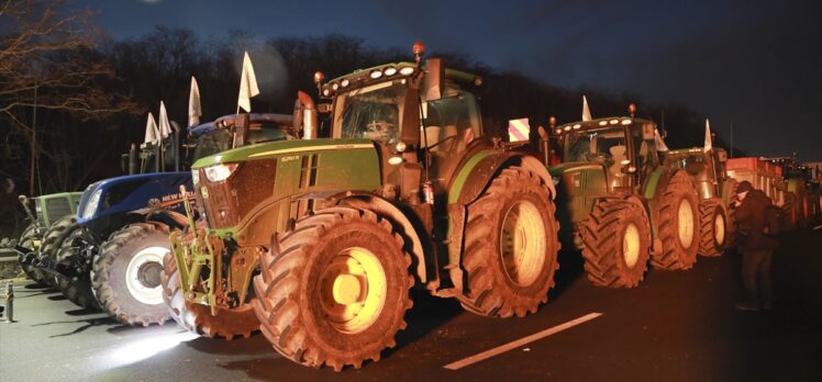 Fransa'da çiftçiler traktörleriyle “Paris'i kuşatma eylemi” yaptı