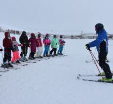 Gümüşhane'de 64 öğrenciye ücretsiz kayak eğitimi veriliyor
