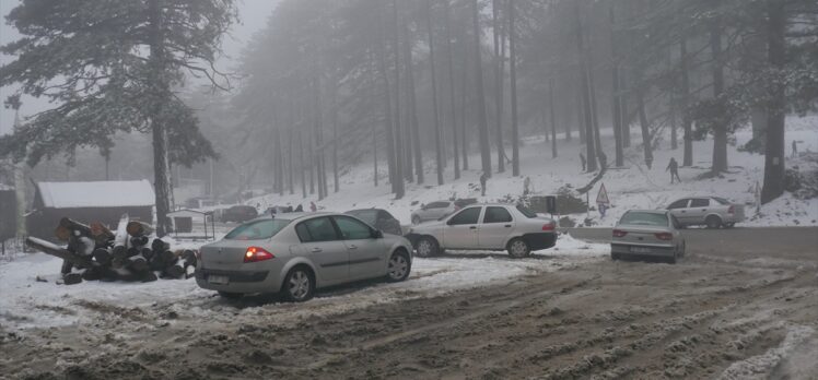 Hafta sonunu fırsat bilen vatandaşlar yoğun kar yağan Kazdağları'na akın etti