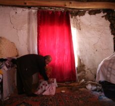 Hakkari'de evlerinde çatlak oluşan vatandaşlar deprem anını anlattı