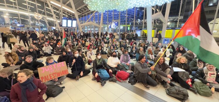 Hollanda'da büyük tren istasyonlarında Filistin'e destek için oturma eylemleri yapıldı