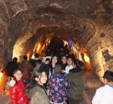 Iğdır'da köy çocukları ilçelerindeki tuz mağaralarını ilk kez gezdi