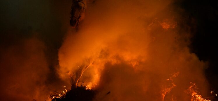 İspanya'da “kötülükleri kovmak için” atlar ateş üzerinden atlatıldı