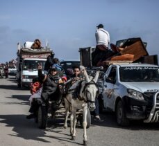 İsrail saldırıları nedeniyle binlerce Filistinli, Han Yunus'tan Refah bölgesine göç ediyor