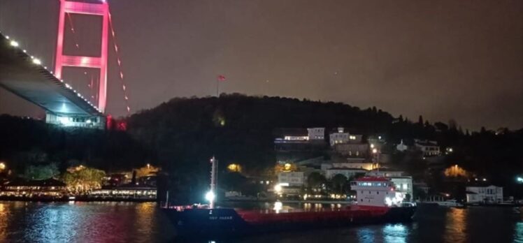 İstanbul Boğazı'ndaki trafik, arızalanan gemi dolayısıyla çift yönlü askıya alındı