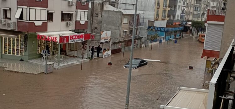 İzmir'in Dikili ve Bergama ilçelerinde sağanak sonrası dere taşkınları yaşandı