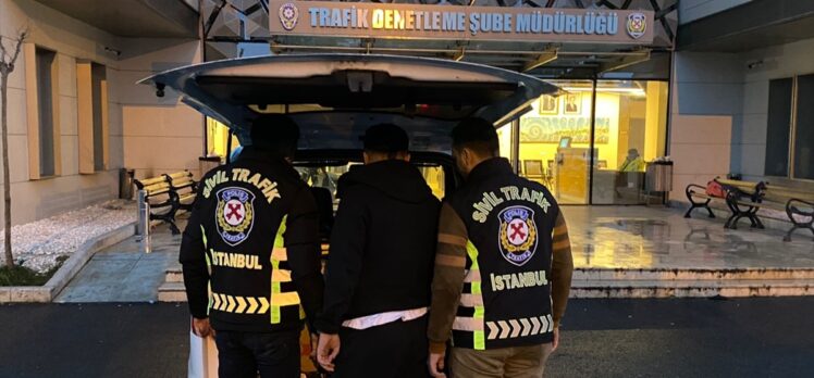 Kadıköy'de trafiği tehlikeye düşüren sürücünün ehliyeti iptal edildi