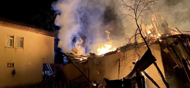 Karabük'te 2 katlı ahşap ev yandı