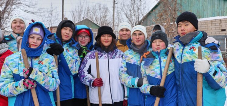 Kazakistan'da genç gönüllüler, kimsesiz yaşlıların evlerinin etrafındaki karları temizliyor