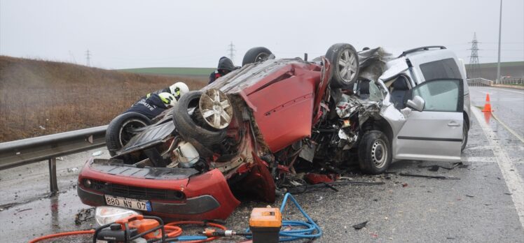 Kırklareli'nde hafif ticari araçla otomobilin çarpıştığı kazada 2 kişi öldü, 1 kişi yaralandı