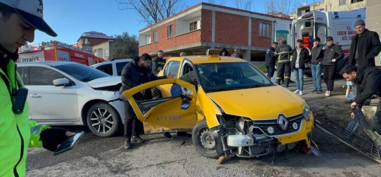 Kocaeli'de iki aracın çarpıştığı kazada 5 kişi yaralandı