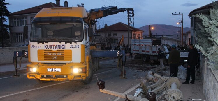 Konya'da küçükbaş hayvan yüklü kamyonetin devrildiği kazada 2 kişi öldü