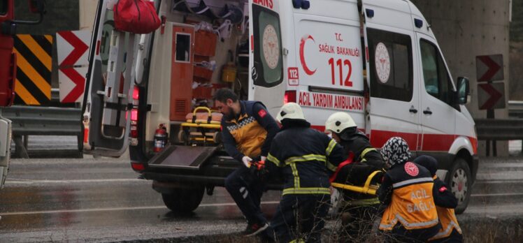 Kütahya'da devrilen otomobildeki 4 kişi yaralandı