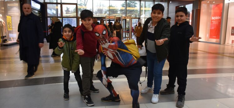 Malatya'da “örümcek adam” kıyafetli kişi depremzede çocukların yüzünü güldürdü