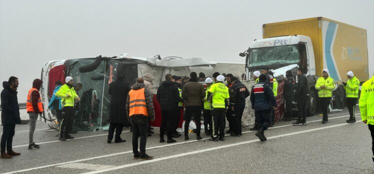 GÜNCELLEME 2- Malatya'da yolcu otobüsünün devrilmesi sonucu 4 kişi öldü, 36 kişi yaralandı