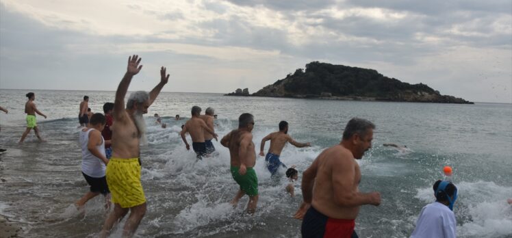 Mersin'de çevre gönüllüleri yılın ilk gününde denize girdi