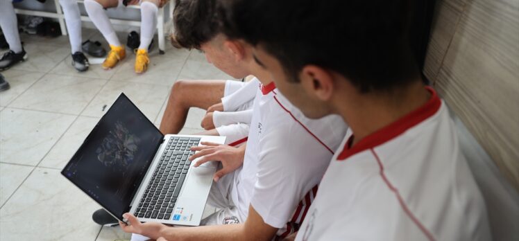 Mersin'de genç futbolcular, AA'nın “Yılın Kareleri” oylamasına katıldı