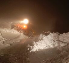 Muş'ta kar ve tipi nedeniyle yolda mahsur kalanlar ekiplerce kurtarıldı