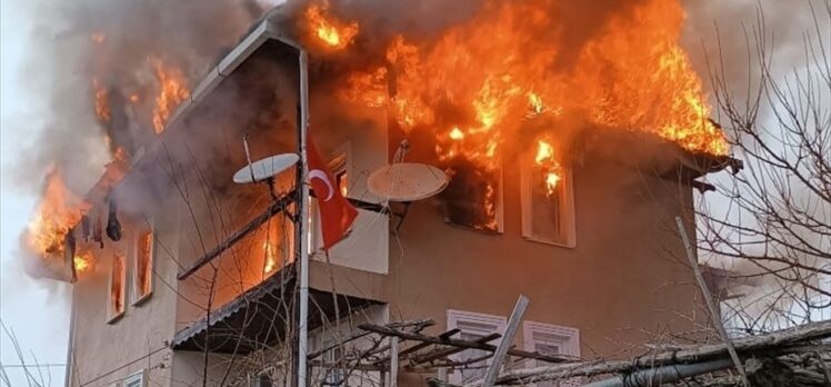 Nallıhan'da 3 katlı ahşap evde çıkan yangın söndürüldü