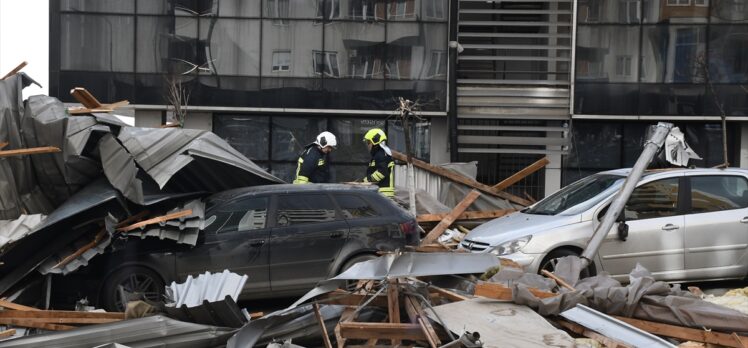 Priştine’de şiddetli rüzgar nedeniyle belediye binasının çatısı uçtu