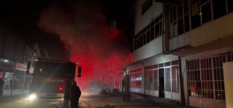 Sakarya'da mobilyacılar çarşısında çıkan yangın hasara yol açtı