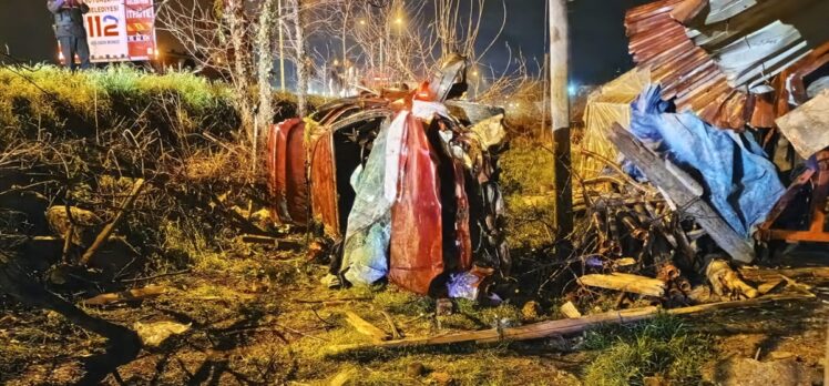 Samsun'da bahçeye devrilen otomobildeki 2 kişi yaralandı