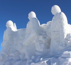 “Sarıkamış şehitleri” anısına yapılan kardan heykeller, ziyaretçilerine duygusal anlar yaşatıyor