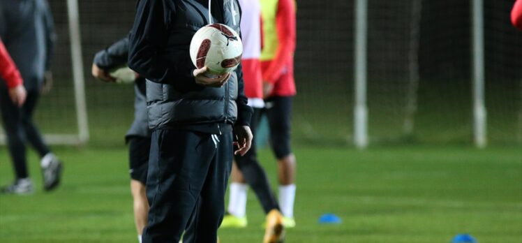 Sergen Yalçın, Antalyaspor'daki ilk antrenmanına çıktı