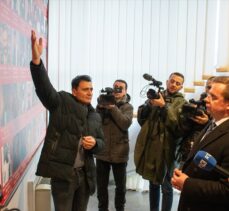 Sırp avukat Stojkovic, Kosova’da Jashari ailesinin şehitliğini ziyaret etti