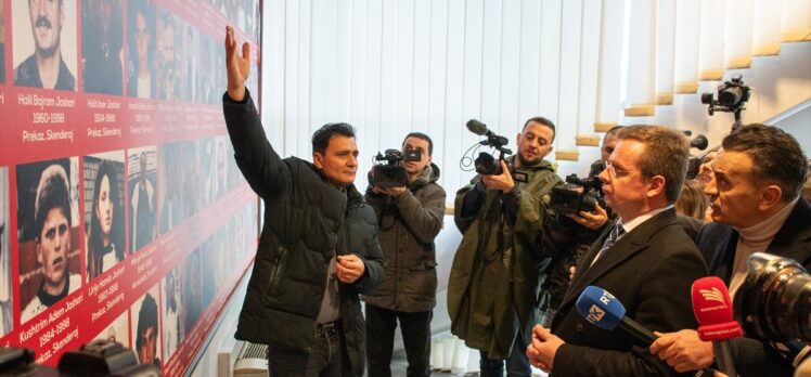 Sırp avukat Stojkovic, Kosova’da Jashari ailesinin şehitliğini ziyaret etti
