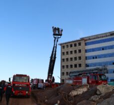 Sivas Cumhuriyet Üniversitesi Hastanesi inşaatında çıkan yangın söndürüldü