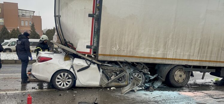 Tekirdağ'da trafik ışıklarında bekleyen kamyona çarpan otomobilin ehliyetsiz sürücüsü öldü