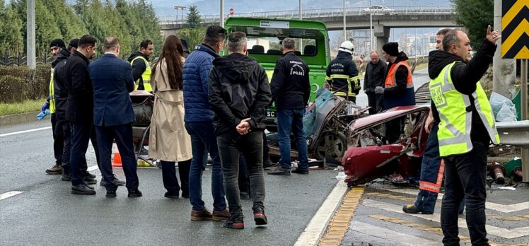 Trabzon'da otomobilin bariyerlere çarptığı kazada 2 kişi öldü, 2 kişi yaralandı