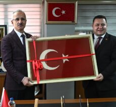 Ulaştırma ve Altyapı Bakanı Uraloğlu, AK Parti Manisa İl Başkanlığı'nı ziyaret etti