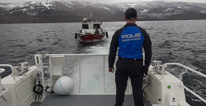 Van Gölü açıklarında motor arızası nedeniyle sürüklenen balıkçı teknesini deniz polisi kurtardı