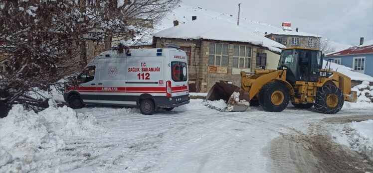 Van'da yolu kardan kapanan mahallede rahatsızlanan kadın hastaneye ulaştırıldı