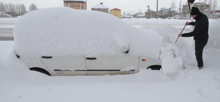 Yüksekova'da araçlar ve tek katlı evler karla kaplandı