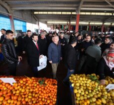Zafer Partisi Genel Başkanı Özdağ, Gaziantep'te semt pazarını ziyaret etti