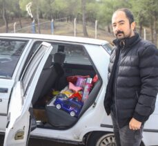 6 ŞUBAT DEPREMLERİNİN BİRİNCİ YILI – Depremde kaybettiği ailesinin mezarına 1 yıldır hediyeler götüren babanın acısı dinmiyor
