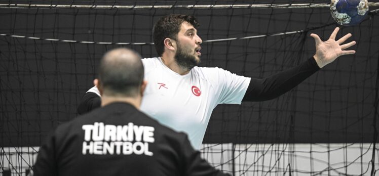 6 ŞUBAT DEPREMLERİNİN BİRİNCİ YILI – Depremzede hentbolcu Mehmet Emre, hem Beşiktaş'ta hem milli takımda kupaları kaldırmak istiyor: