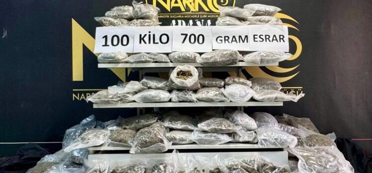 Adana'da ahşap yüklü tırda 100 kilo 700 gram esrar ele geçirildi