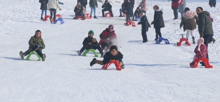 Ağrı'da yetim çocuklar Küpkıran Kayak Merkezi'nde kızakla kayarak eğlendi